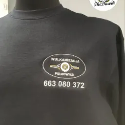 Czarna bluza z haftowanym logo wulkanizacji 'Wulkanizacja Piecowice' i numerem telefonu, umieszczona na manekinie.