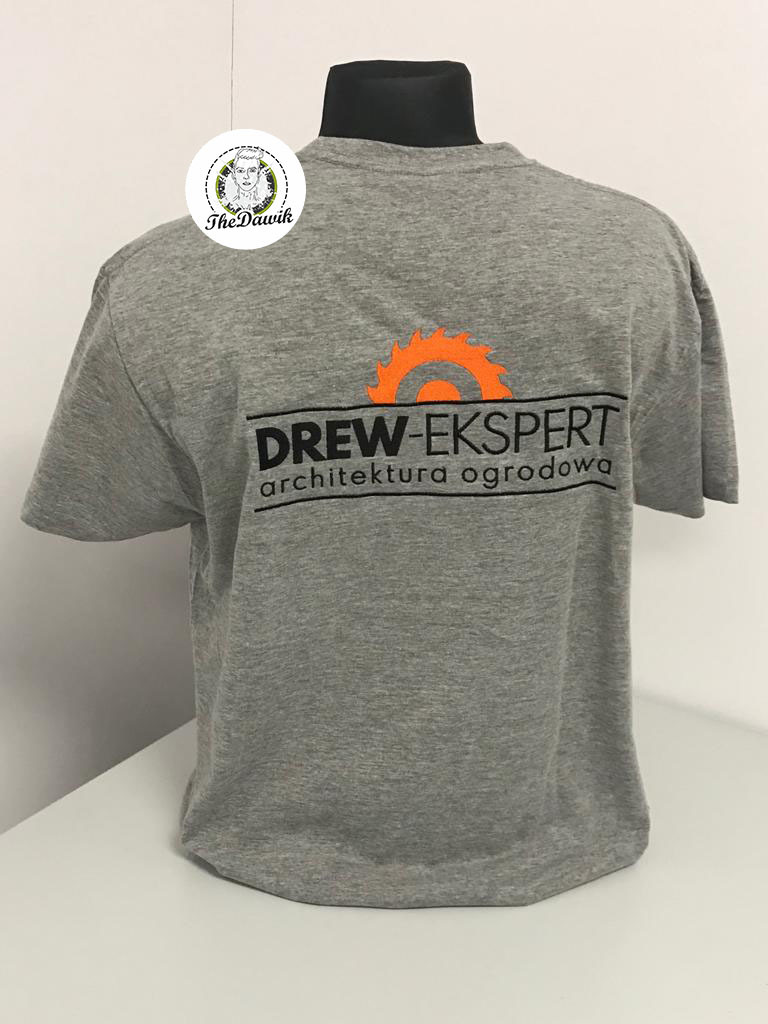 Szara koszulka z nadrukiem logo firmy 'Drew-Ekspert architektura ogrodowa' z motywem piły tarczowej, prezentowana na manekinie z czarną głową.