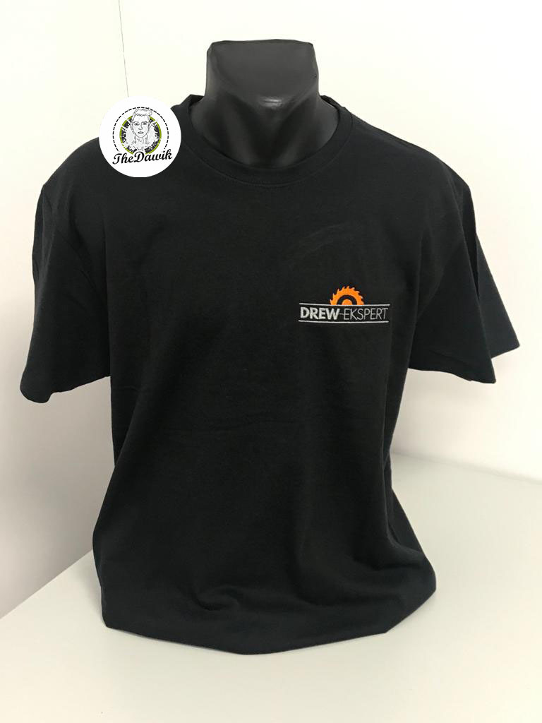 Czarna koszulka z krótkim rękawem na manekinie, z małym pomarańczowym logo piły tarczowej i napisem 'DREW-EKSPERT' na piersi oraz okrągłym logo 'The Dawik' na ramieniu.