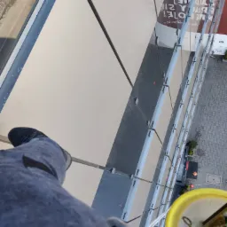 Mycie przeszkleń, elewacji metodą alpinistyczną