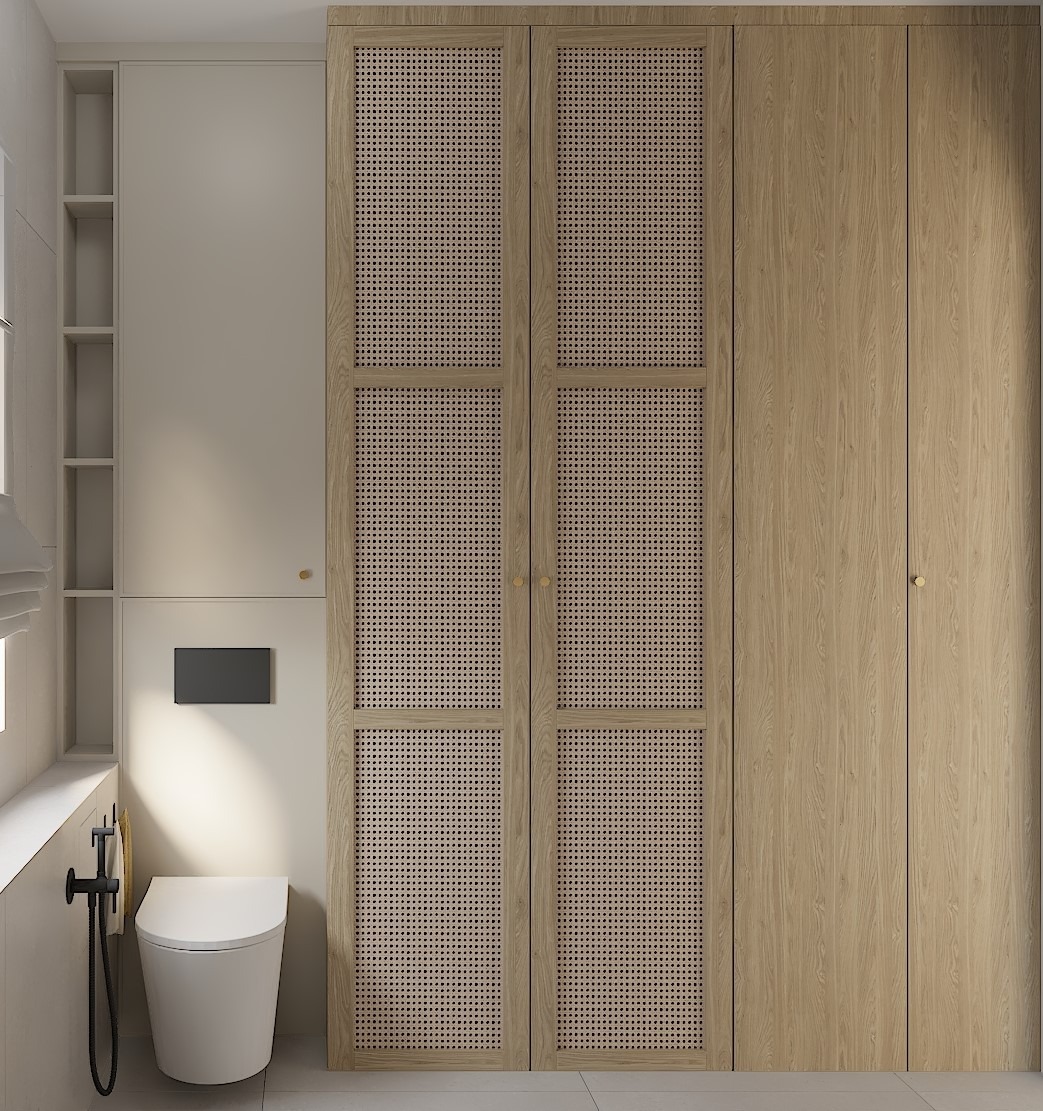 Nowoczesna łazienka z toaletą, szafką z półkami i wysoką szafą z drewnianymi drzwiami z rattanową wstawką, oświetlona naturalnym światłem.