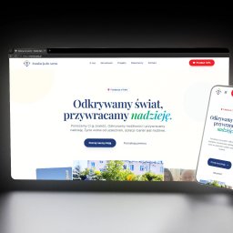 Koalas.Digital - Responsywna strona fundacji na laptopie i smartfonie. Minimalistyczny design, hasło 'Odkrywamy świat, przywracamy nadzieję', przycisk 'Przekaż 1.5%' i logo fundacji.