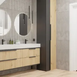 Nowoczesna łazienka z podwójną umywalką nablatową, szafką z drewnianymi frontami, okrągłymi lustrami z podświetleniem LED i wiszącymi lampami tubowymi.