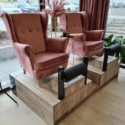 Podest Pedicure z maskownicą grzejnika, obudowami na pochłaniacze pyłu