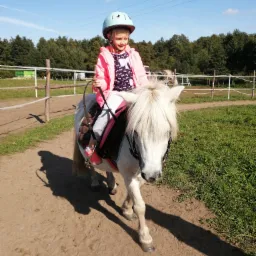 mała dama jeździ już sama!