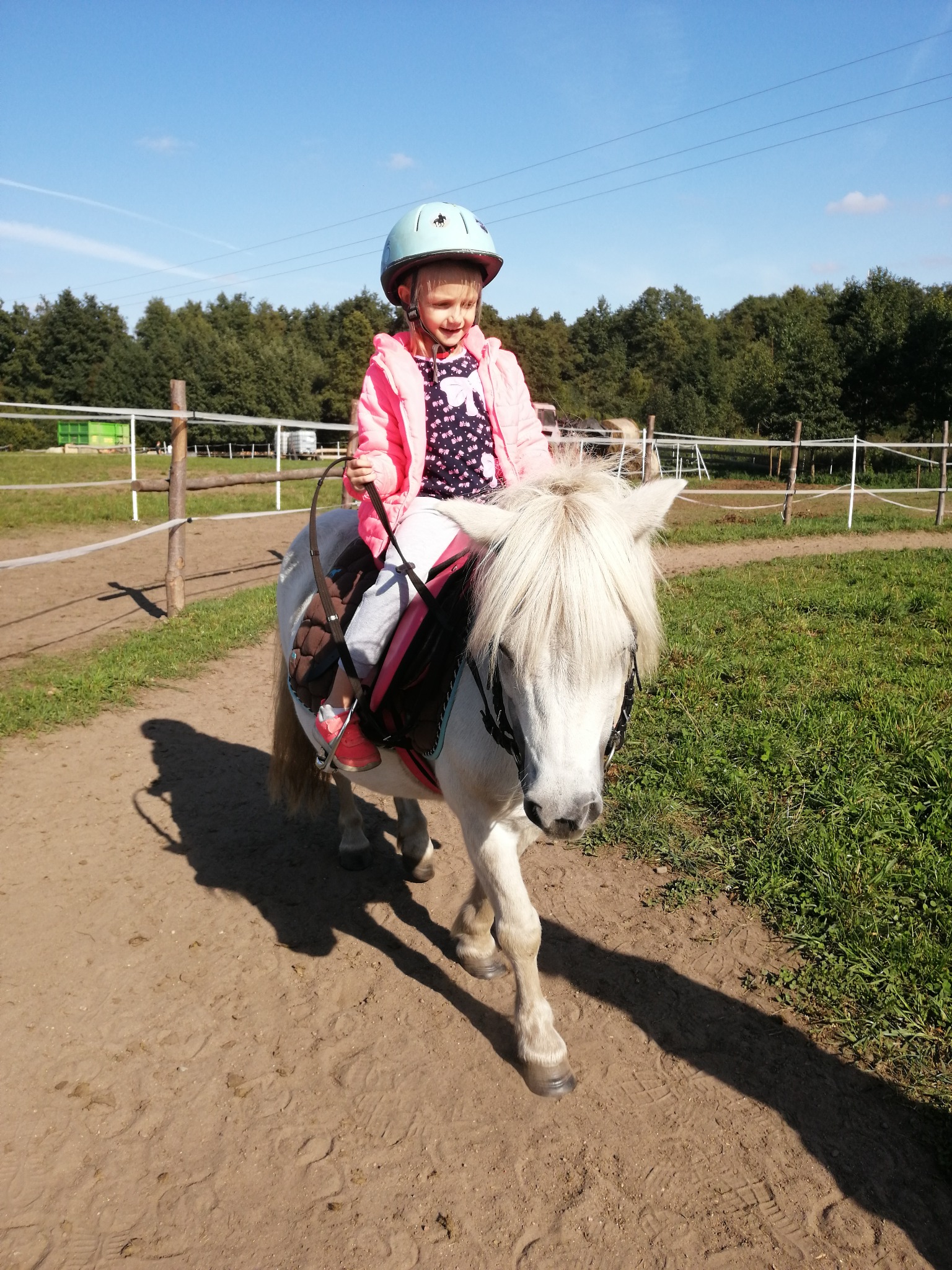 mała dama jeździ już sama!