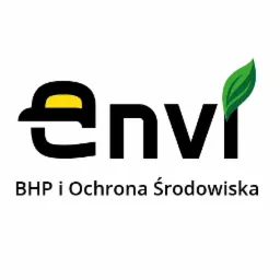 Logo firmy 'envi' z zielonym listkiem, oferującej usługi BHP i Ochrony Środowiska.