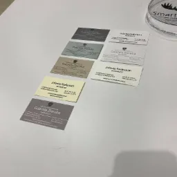 Różne warianty wizytówek notarialnych na białym tle, z danymi kontaktowymi kancelarii i notariuszy Gabriela Ziemba i Jolanta Radoman.