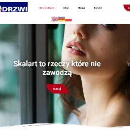 Strona internetowa firmy Okna Skalart prezentująca okna i drzwi, z widocznym fragmentem twarzy modelki i hasłem 'Skalart to rzeczy które nie zawodzą'.