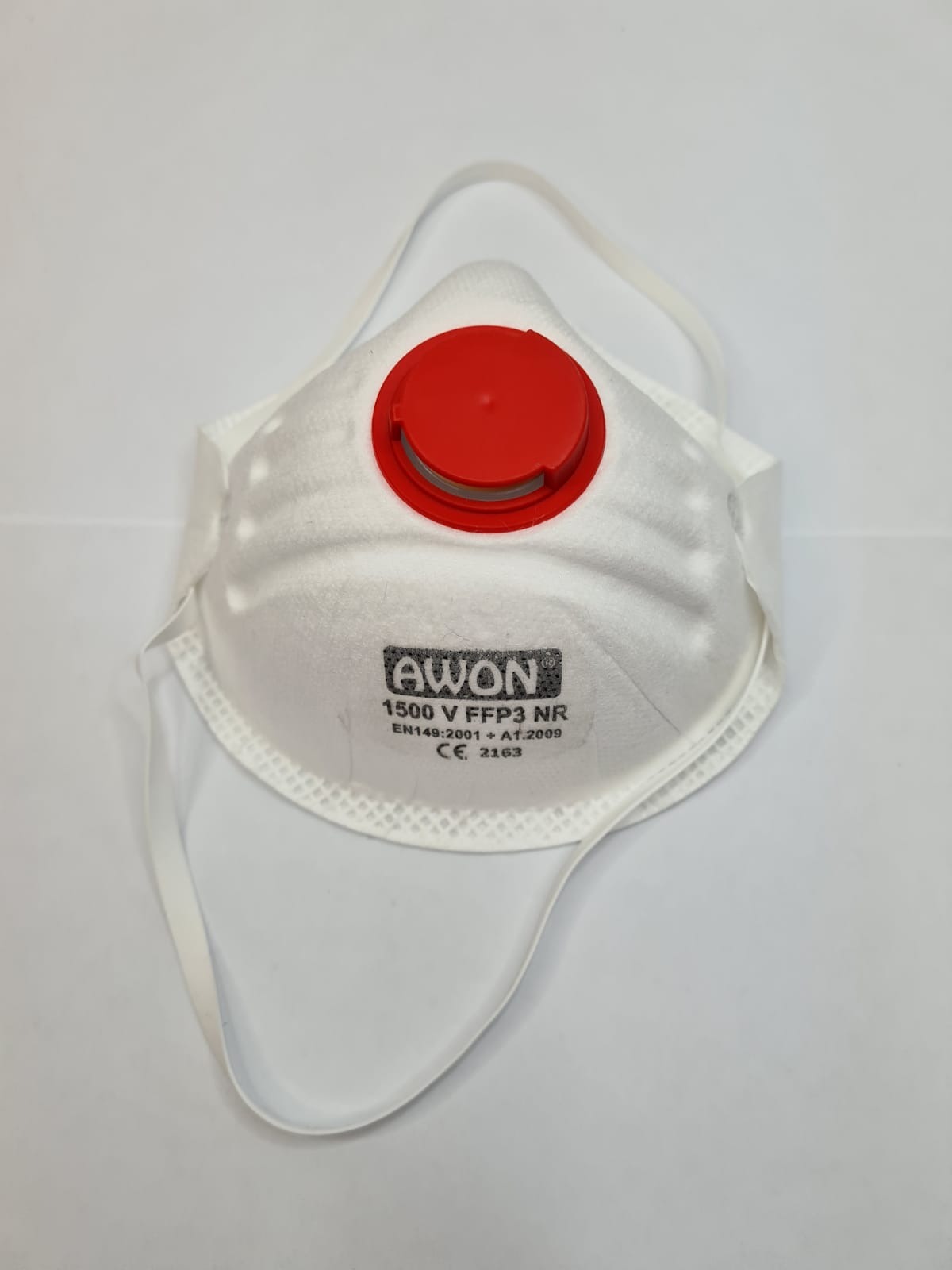 Biała maska ochronna AWON FFP3 NR z czerwonym zaworem wydechowym na białym tle.
