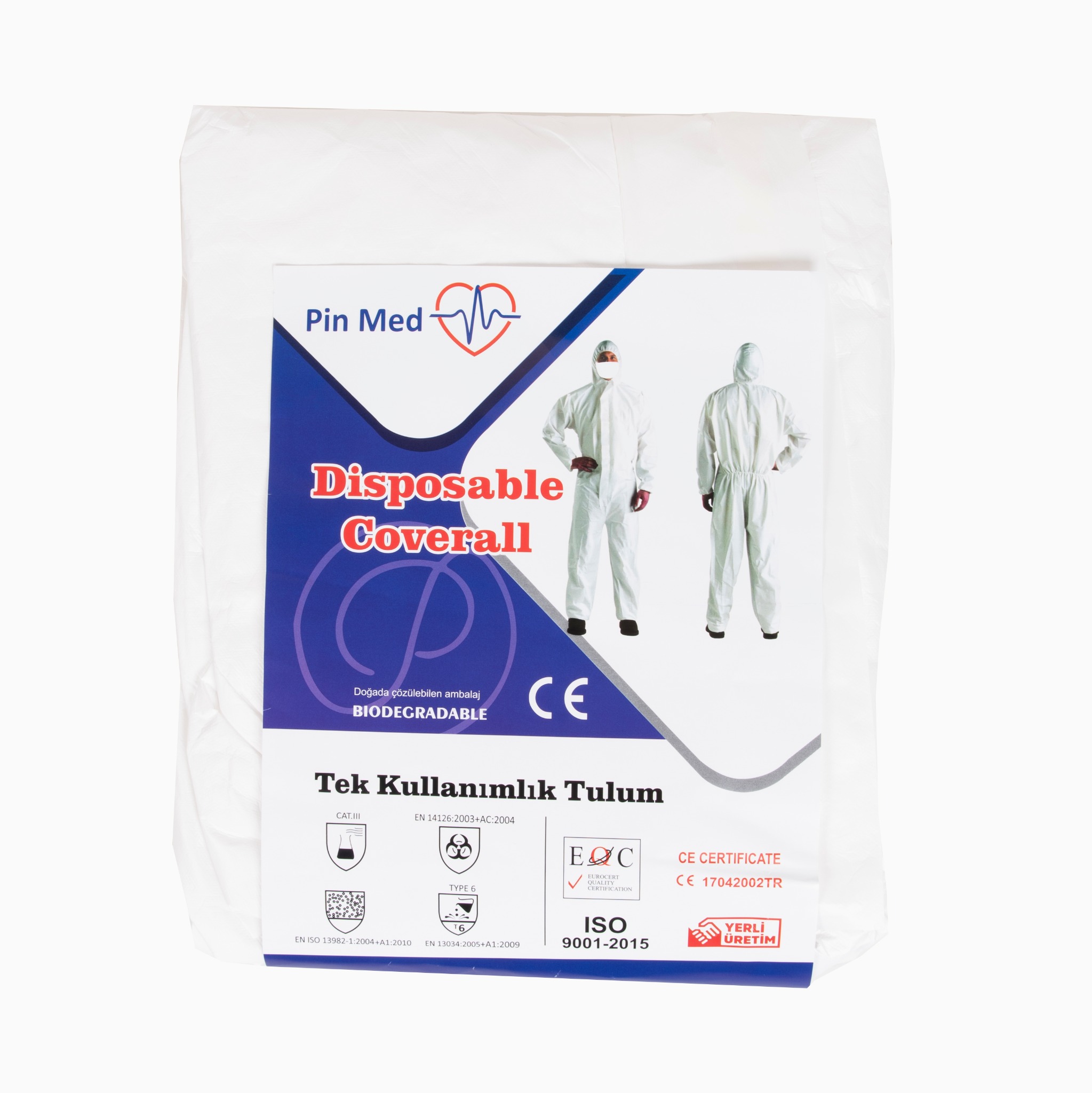 Opakowanie jednorazowego kombinezonu ochronnego Pin Med z grafiką przedstawiającą osoby w kombinezonach, oznaczeniami certyfikatów i informacją o biodegradowalności.