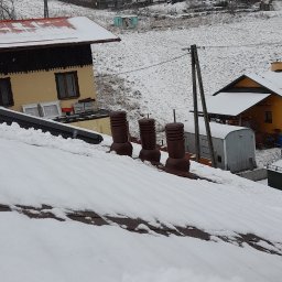 Montaż kominków wentylacyjnych ponad dachem w Szczyrku w okresie zimowym