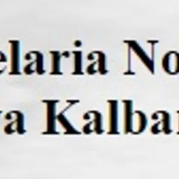Tablica informacyjna z napisem 'Kancelaria Notarialna Ewa Kalbarczyk' czarną czcionką na jasnym tle.