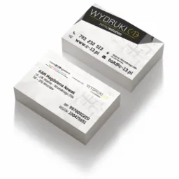 Dwa stosy wizytówek firmowych z danymi kontaktowymi i logotypem ułożone na białym tle, widoczne cienie.