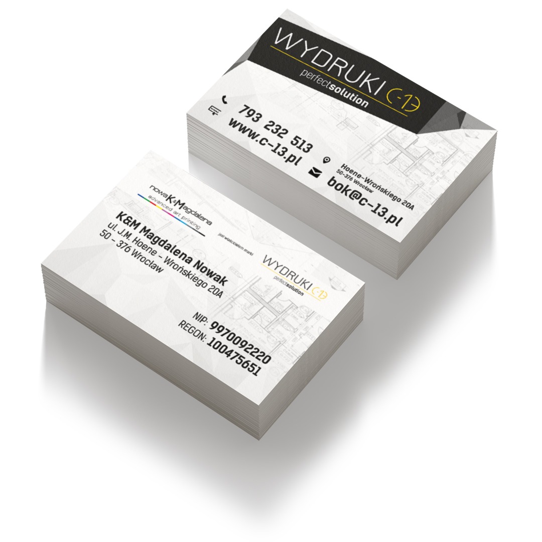 Dwa stosy wizytówek firmowych z danymi kontaktowymi i logotypem ułożone na białym tle, widoczne cienie.