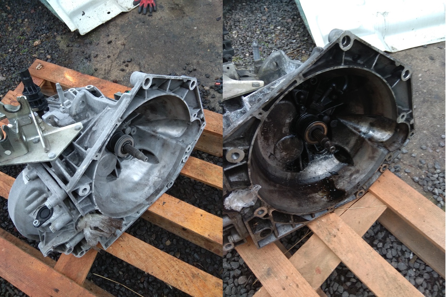 Dwie połówki aluminiowej obudowy skrzyni biegów, jedna czysta, druga brudna od oleju, leżą na drewnianej palecie na zewnątrz.