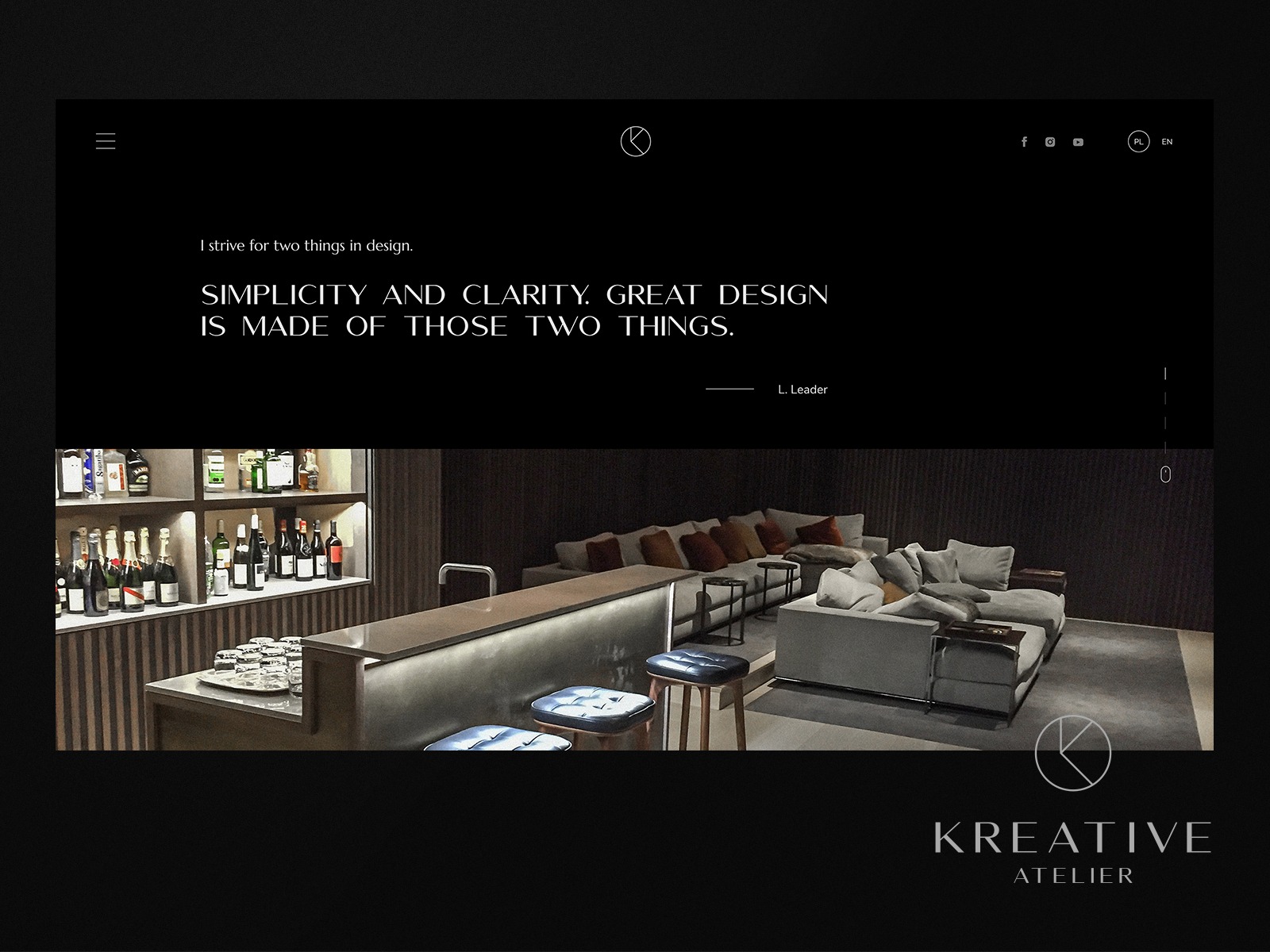 Elegancki bar z podświetlanym blatem i skórzanymi stołkami, za nim regał z butelkami alkoholu i przestronny salon z szarą sofą i ciemnymi ścianami, widok z perspektywy strony internetowej.