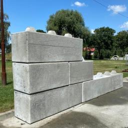 Betonowe klocki Lego - do układania ścian na sucho, na równej i stabilnej powierzchni, np. bezpośrednio na gruncie, płycie betonowej, posadzce z betonu.
Symetrycznie umieszczone zamki pozwalają w łatwy sposób łączyć je ze sobą