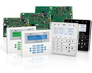 Zestaw central alarmowych Satel z wyświetlaczami LCD i płytami głównymi w tle, prezentacja produktowa na białym tle.