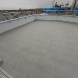 Wymiana płytek wraz z całkowitym odnowieniem izolacji oraz wytynkowaniem murowanej części balustrady.