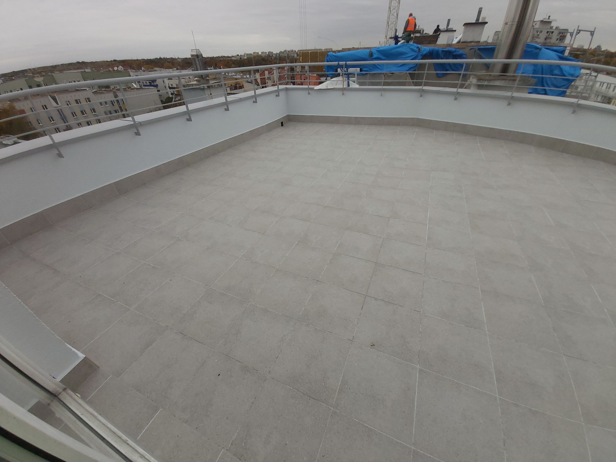 Wymiana płytek wraz z całkowitym odnowieniem izolacji oraz wytynkowaniem murowanej części balustrady.