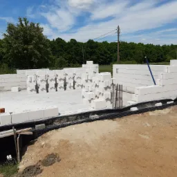 Murowanie ścian nośnych.