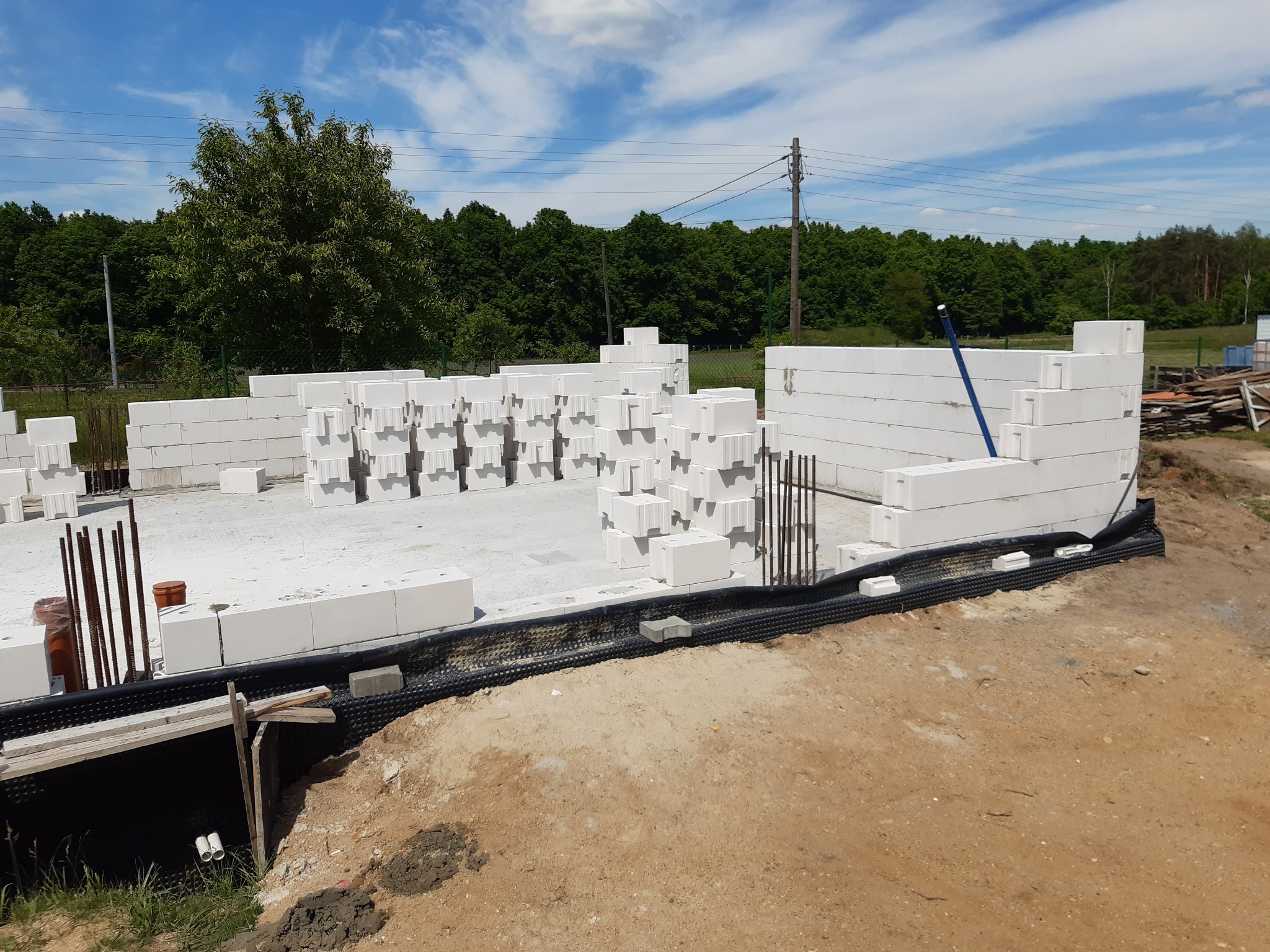 Murowanie ścian nośnych.