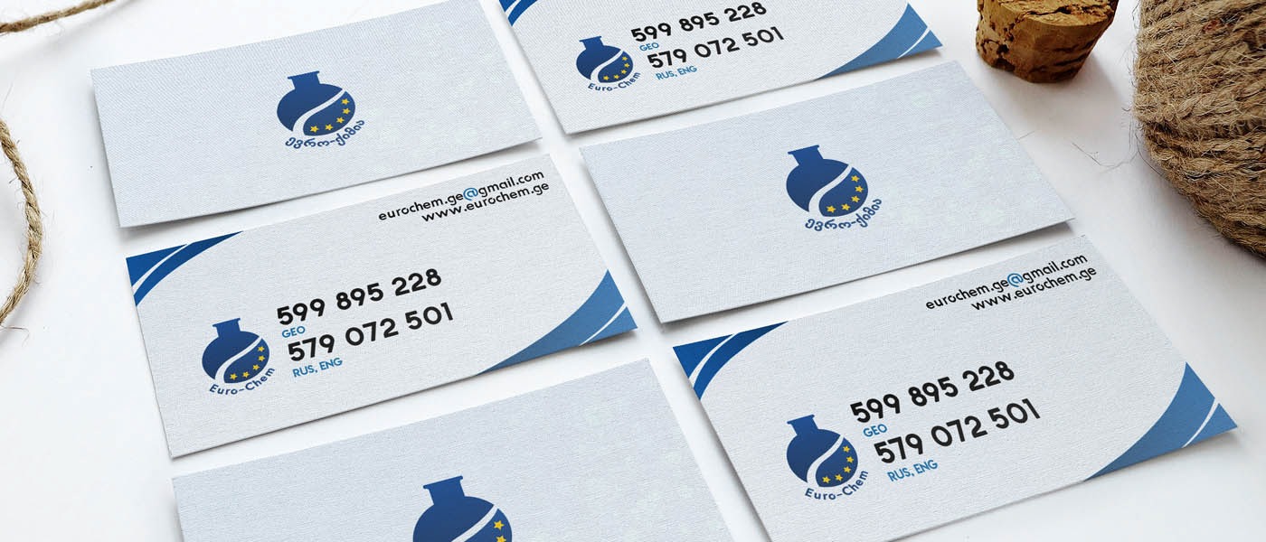 Układ wizytówek firmy Euro-Chem na białym tle z sznurkiem jutowym i korkiem, prezentujący logo z kolbą i gwiazdami, dane kontaktowe oraz adresy e-mail i strony internetowej.