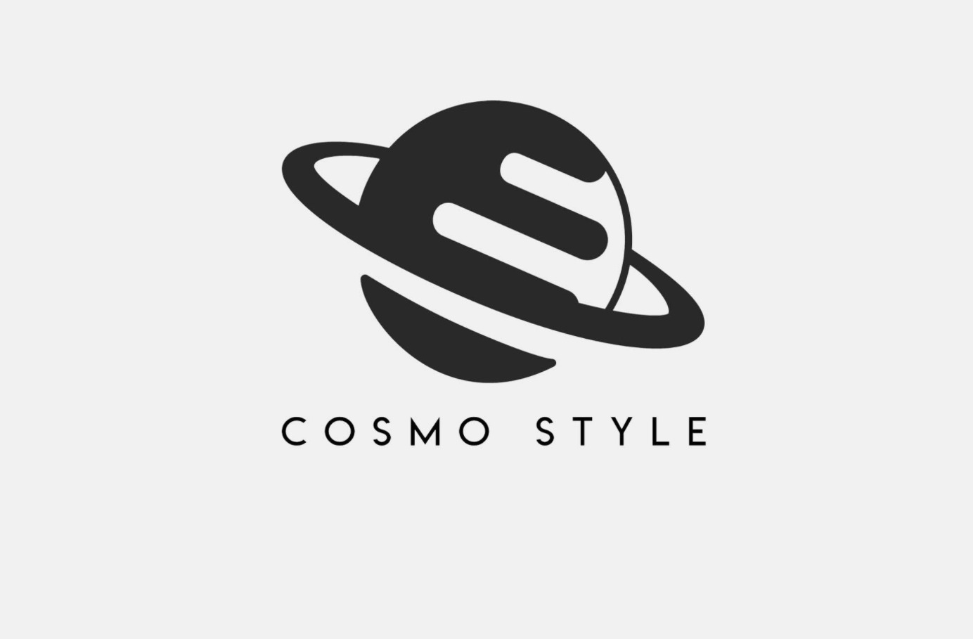 Minimalistyczne logo 'Cosmo Style' przedstawiające planetę z pierścieniami, w których wnętrzu widoczna jest litera 'E', na jasnoszarym tle.
