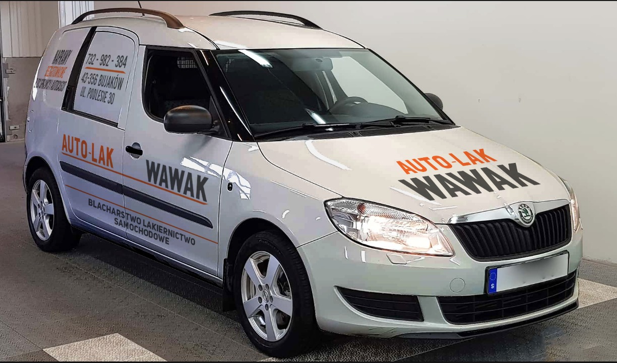 Jasny samochód dostawczy z pomarańczowo-czarną grafiką reklamową firmy Auto-Lak Wawak, specjalizującej się w blacharstwie i lakiernictwie samochodowym, zaparkowany w hali.