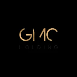 Eleganckie logo GMC Holding w złotym kolorze na czarnym tle.