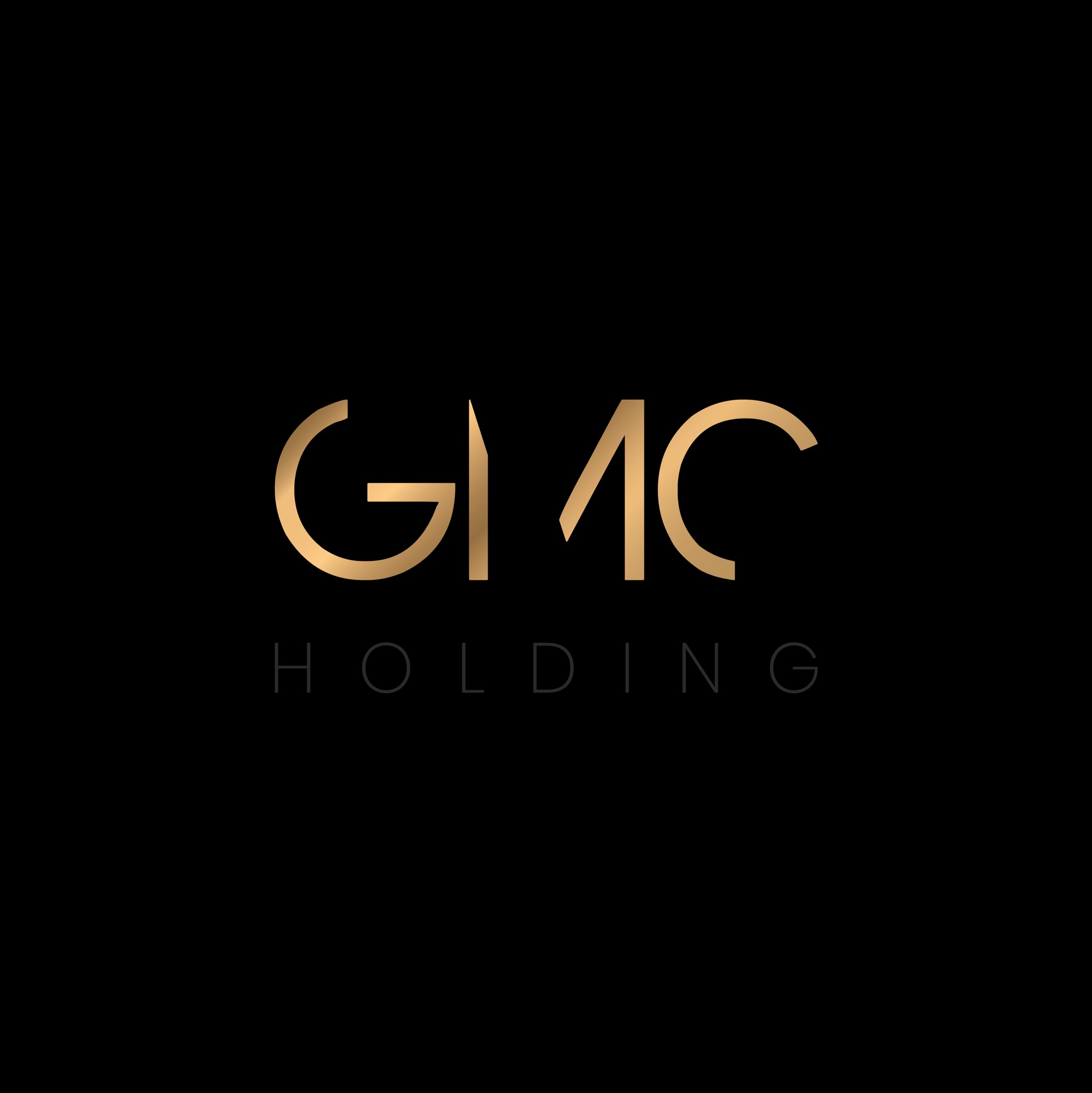 Eleganckie logo GMC Holding w złotym kolorze na czarnym tle.