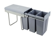 Wysuwany system do segregacji odpadów z trzema szarymi pojemnikami, widoczne prowadnice i metalowy stelaż, na białym tle.