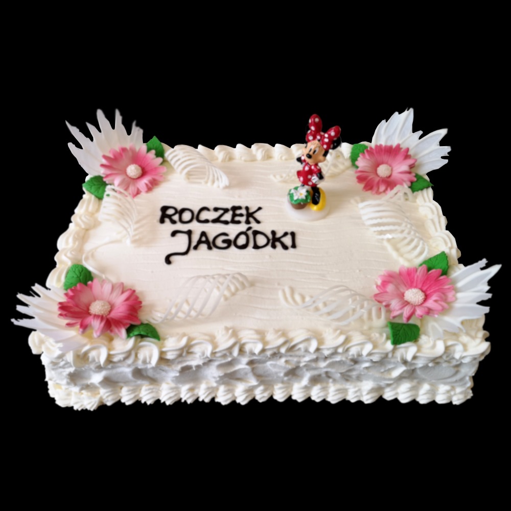 Prostokątny tort urodzinowy z białym kremem, dekorowany różowymi kwiatami, białymi piórami i figurką Myszki Minnie, z napisem 'Roczek Jagódki' wykonanym czarnym lukrem.