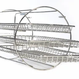 Metalowy, trzypoziomowy wózek warsztatowy na kółkach, z pustymi drucianymi koszykami, na białym tle.