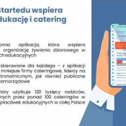 Grafika reklamowa aplikacji mobilnej wspierającej organizację żywienia zbiorowego w placówkach edukacyjnych, na ekranie telefonu widoczne dane o liczbie uczniów, środkach do wypłaty i historii salda.