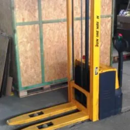 Akumulatorowy podnośnikowy wózek widłowy firmy Jungheinrich EJC 110