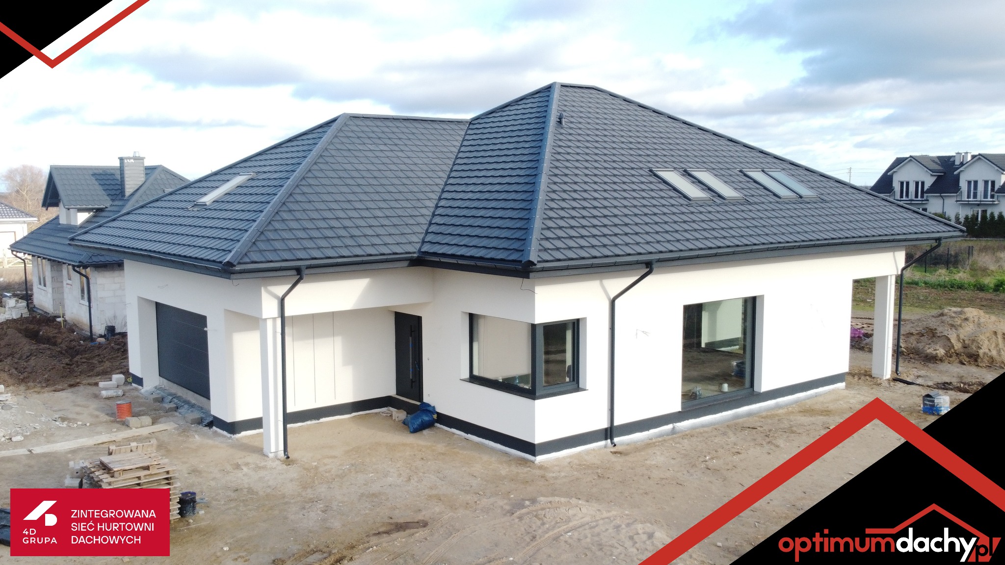 Nowoczesny dom jednorodzinny z ciemnoszarą dachówką i oknami dachowymi, widok z zewnątrz, teren wokół domu w trakcie prac wykończeniowych.