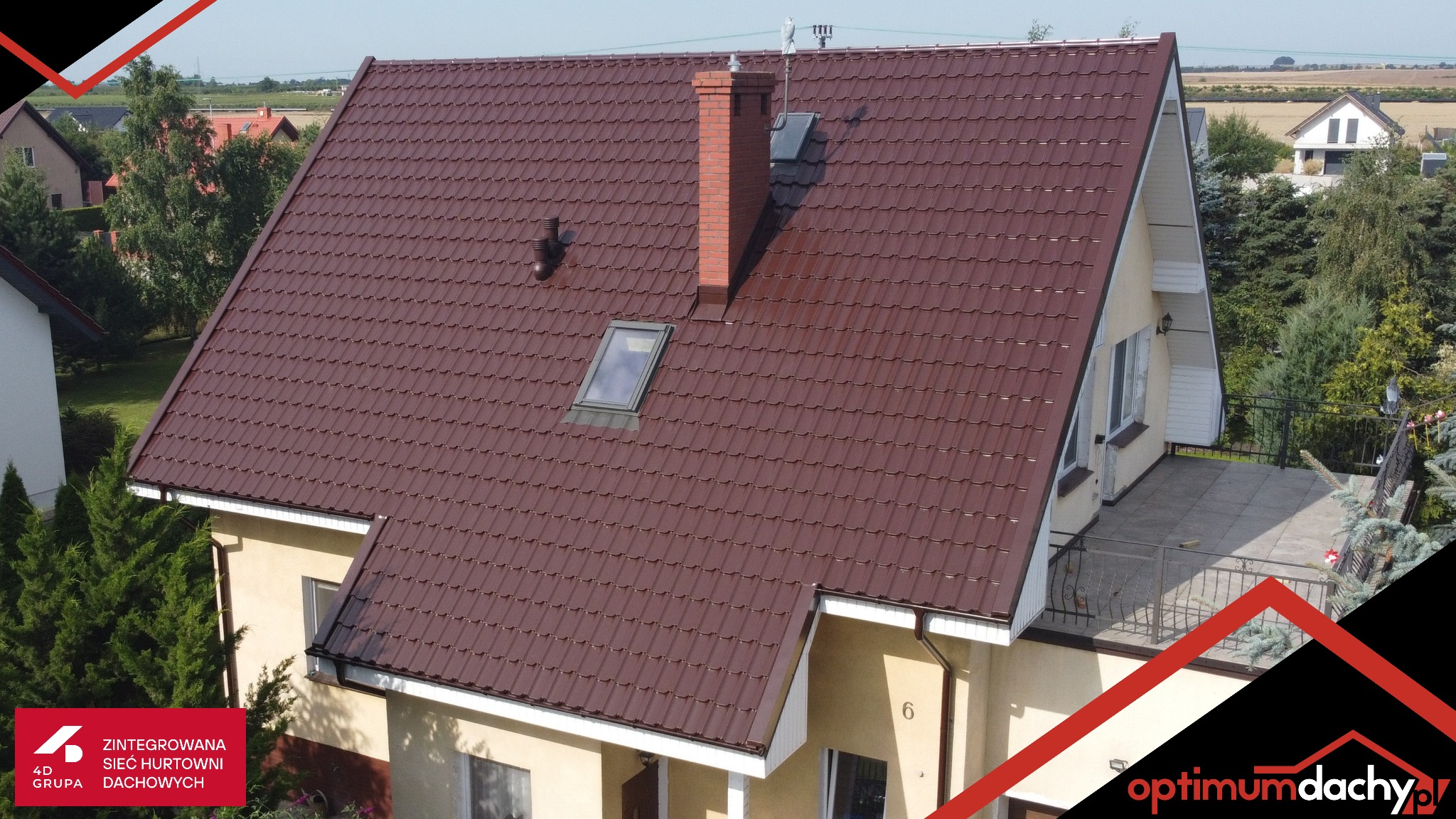 Dom jednorodzinny z brązowym dachem z dachówki, widoczny komin z cegły i okno dachowe. Ujęcie z góry, w tle zabudowa jednorodzinna i zieleń.