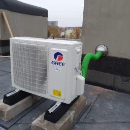 Jednostka zewnętrzna klimatyzatora montowana na dachu budynku wielorodzinnego - Skarżysko Kamienna