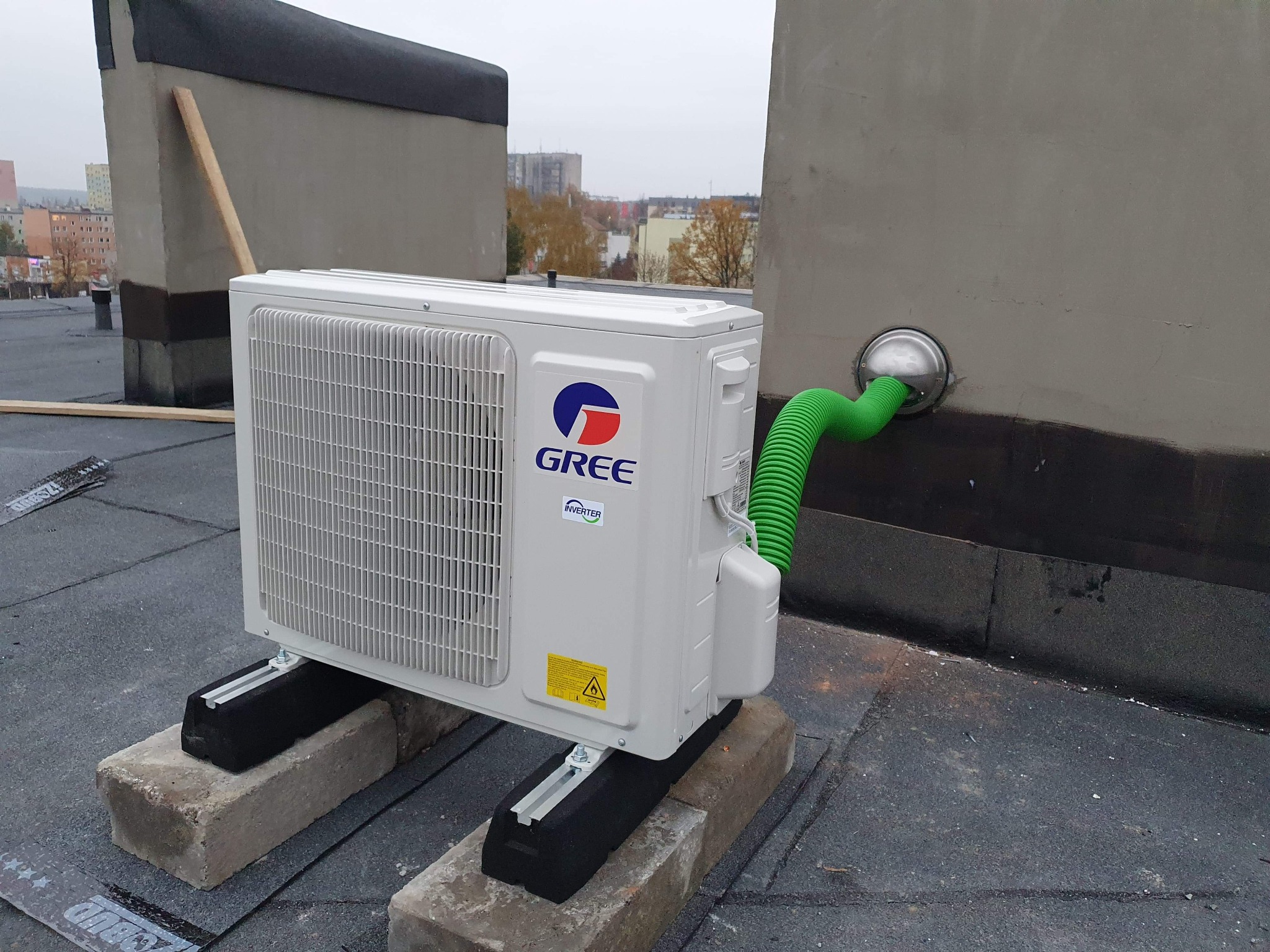 Jednostka zewnętrzna klimatyzatora montowana na dachu budynku wielorodzinnego - Skarżysko Kamienna