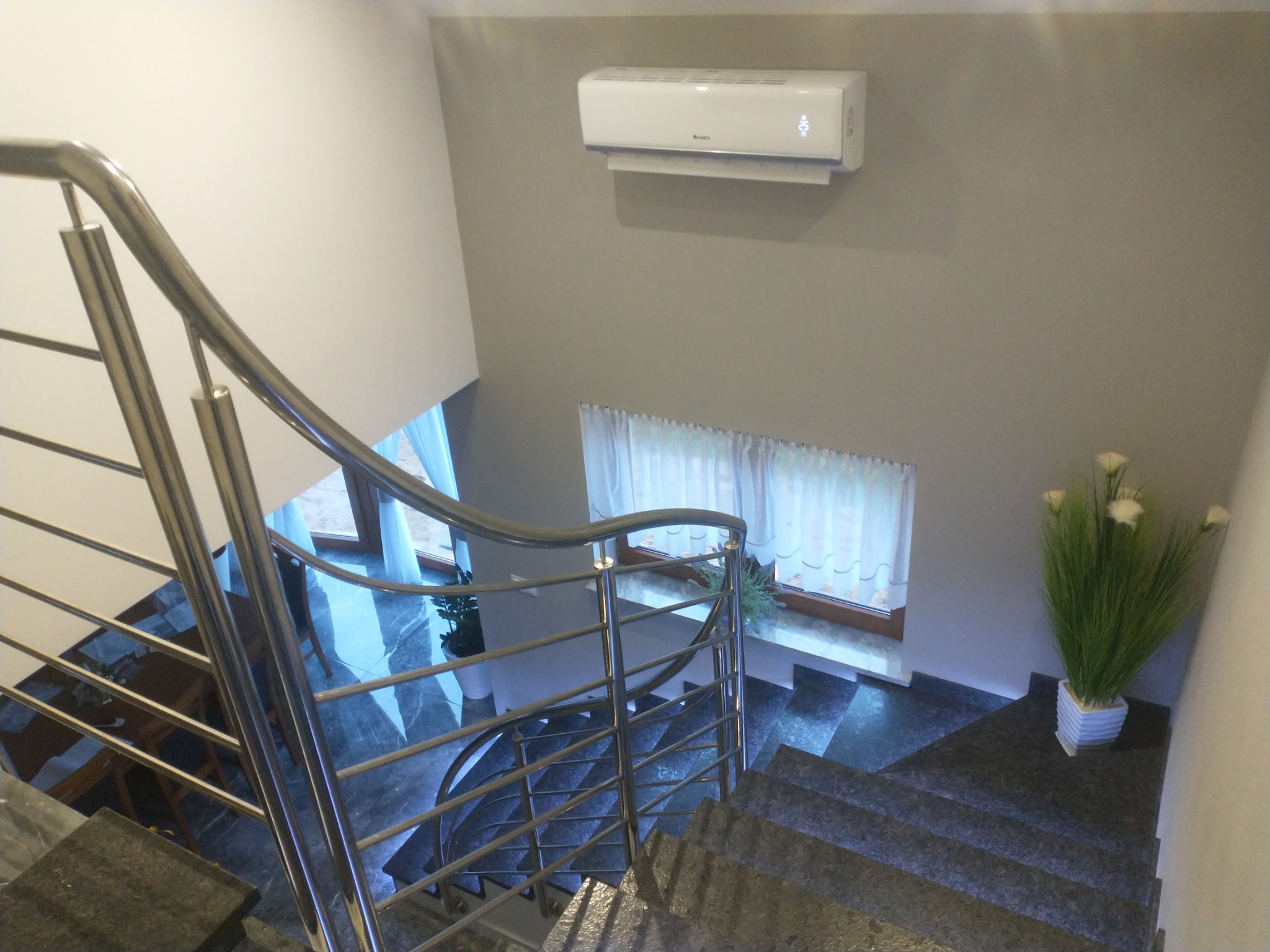 Montaż klimatyzacji na klatce schodowej z nawiewem na salon - Orońsko