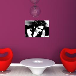 investbuild.pl - Wnętrze pokoju z czerwonymi krzesłami w kształcie serca, białym okrągłym stolikiem, czarno-białym portretem kobiety i szklaną lampą wiszącą na tle fioletowej i niebieskiej ściany.