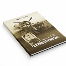 Okładka książki Henryka Juszczaka, poświęcona Mieczysławowi Józefowi Michałowi Lewandowskiemu, przedstawiająca grupę pilotów na tle samolotu, z dodatkowym portretem bohatera w rogu, w sepii i bieli...