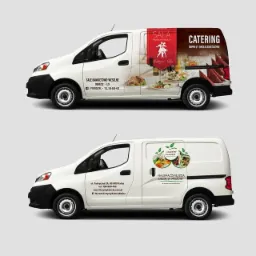 Dwa białe samochody dostawcze z grafiką reklamową firm cateringowych: 'Sala Bankietowo-Weselne' z motywem sali bankietowej i dań oraz 'Liczymy Kalorie' z motywem zdrowej diety i warzyw.