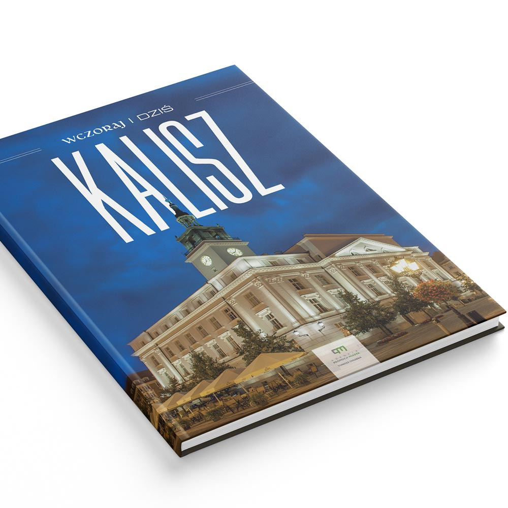 Książka w twardej oprawie z nocnym zdjęciem ratusza w Kaliszu na okładce, tytuł 'Wczoraj i Dziś Kalisz' białymi literami.