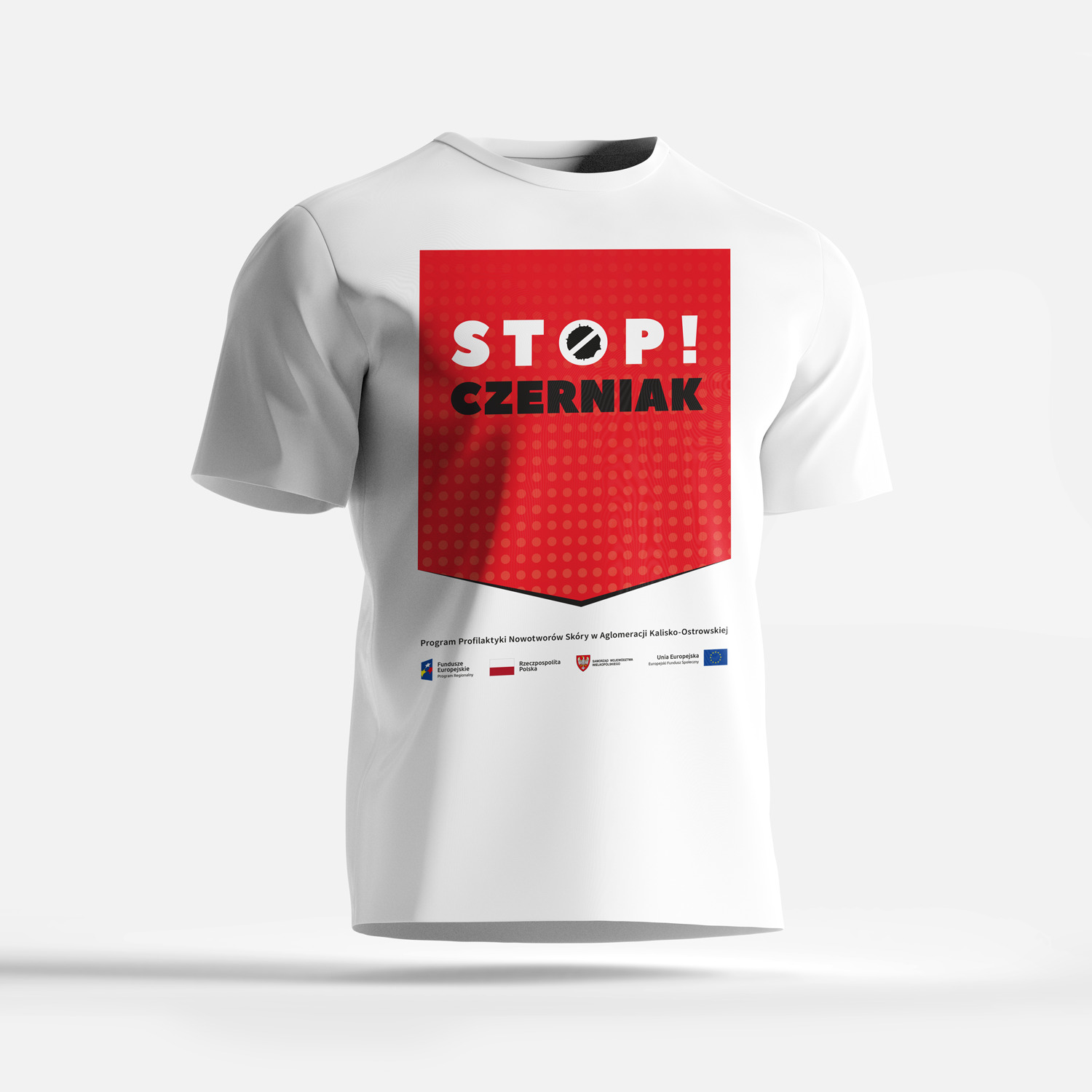 Biała koszulka z nadrukiem 'STOP! CZERNIAK' na czerwonym tle z logo Programu Profilaktyki Nowotworów Skóry w Aglomeracji Kalisko-Ostrowskiej.
