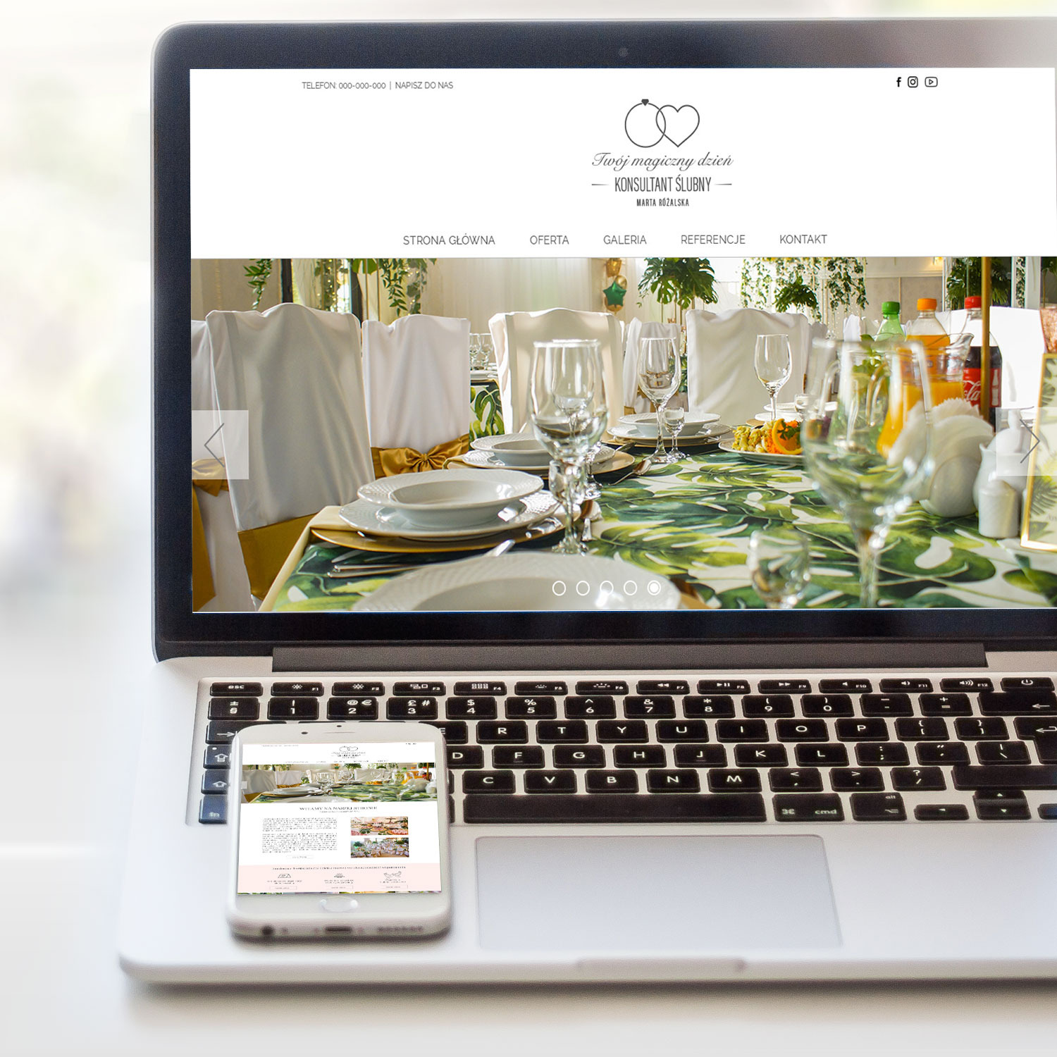 Laptop i smartfon wyświetlają stronę internetową konsultanta ślubnego z aranżacją stołu weselnego w tle, widoczne elementy nawigacji strony i detale dekoracji.