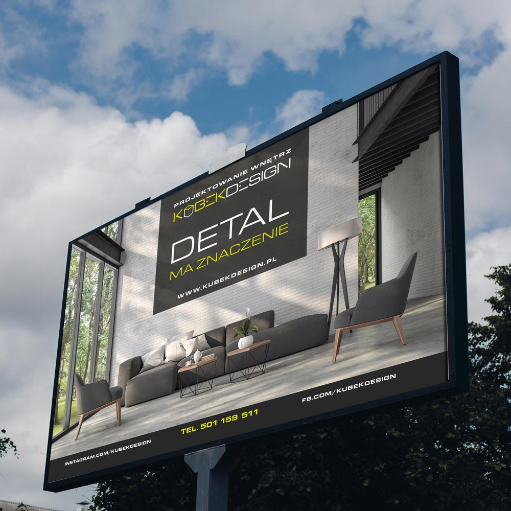 Billboard reklamujący projektowanie wnętrz: minimalistyczny salon z szarą sofą, fotelami i lampą na tle białej cegły, pod błękitnym niebem.