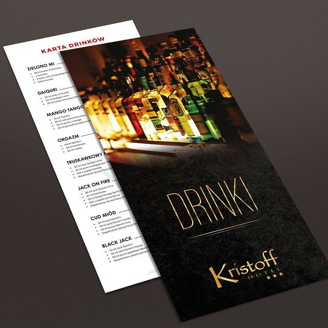 Elegancka karta drinków hotelu Kristoff z wyeksponowanym tłem baru i menu z nazwami oraz składnikami koktajli.